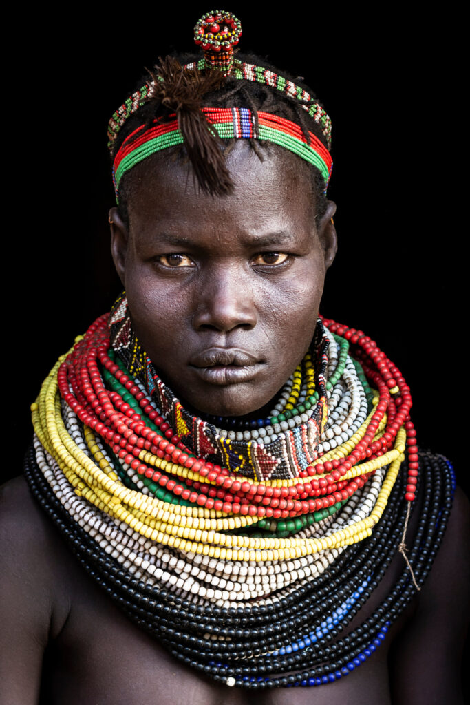 ToF Fotobehang cultuur vrouw van Arbore-stam met traditionele kleurrijke halskettingen
