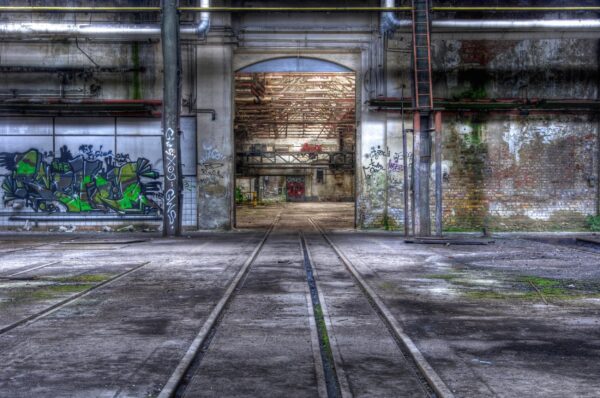 ToF Fotobehang industrieel verlaten fabriek met graffiti