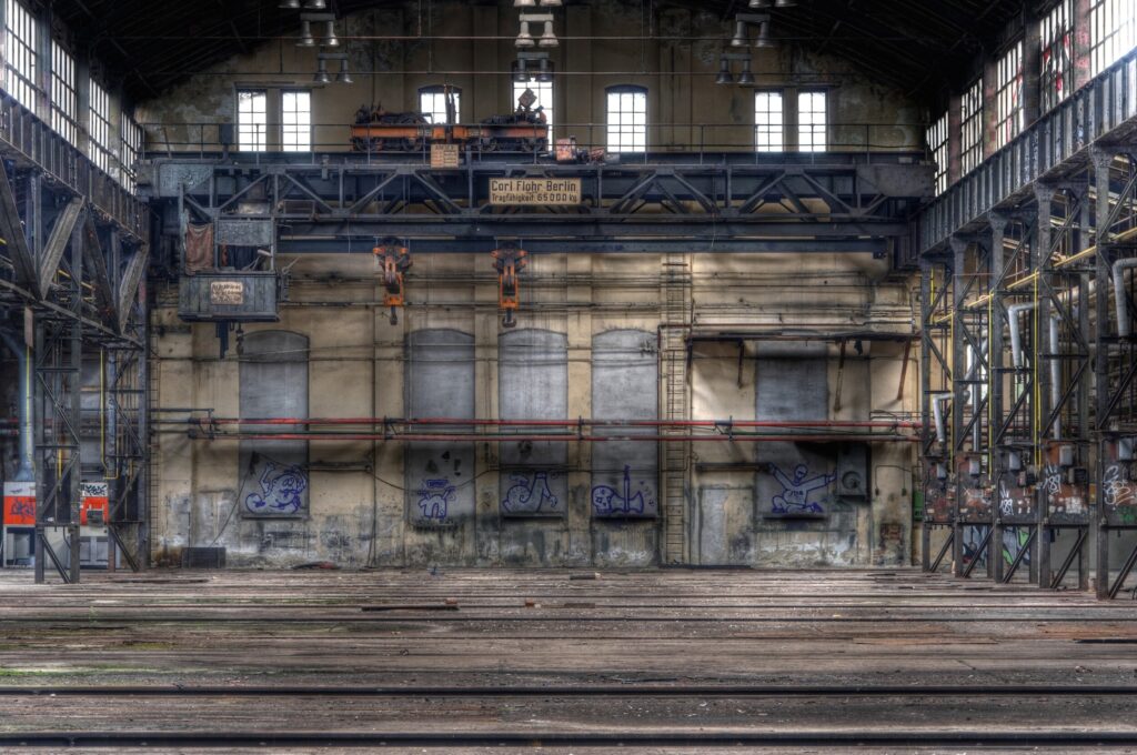 ToF Fotobehang industrieel grote verlaten fabriekshal