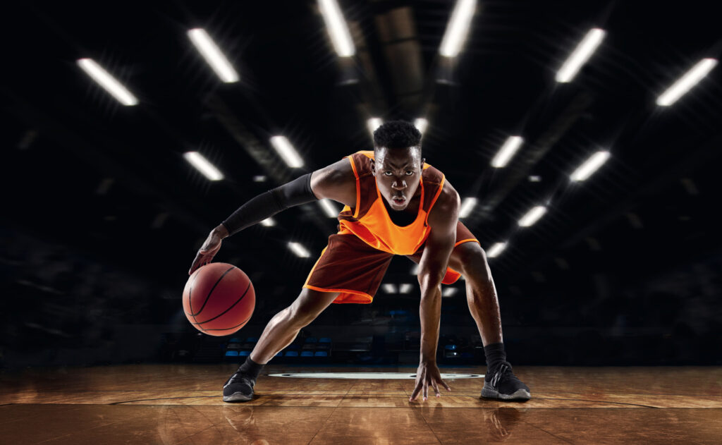 ToF Behang sport jonge basketbalspeler in actie en beweging
