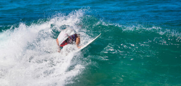 ToF Behang sport surfer die op golf manoeuvreert