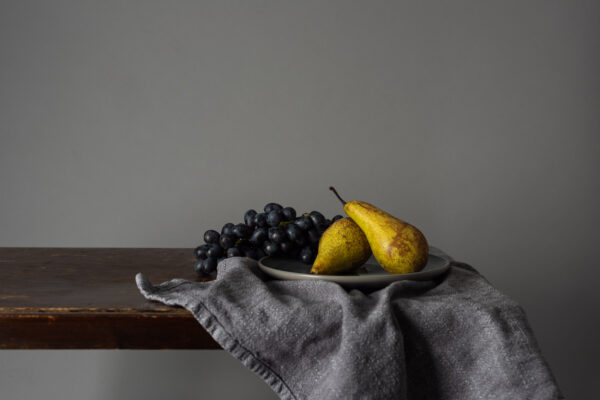 ToF Behang schilderij stilleven Stilleven met fruit druiven en peren op een rustieke tafel