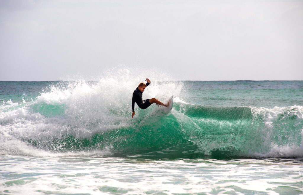 ToF Fotobehang sport surfer die truc doet op golf