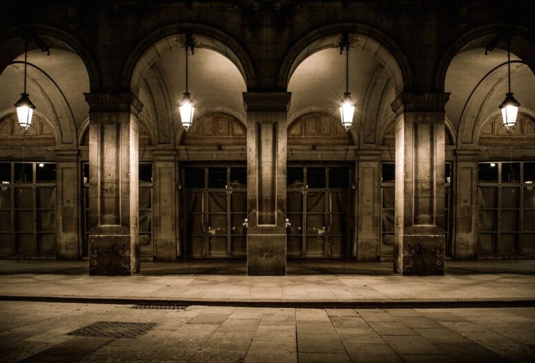 ToF Fotobehang van oud gebouw met oude lampen