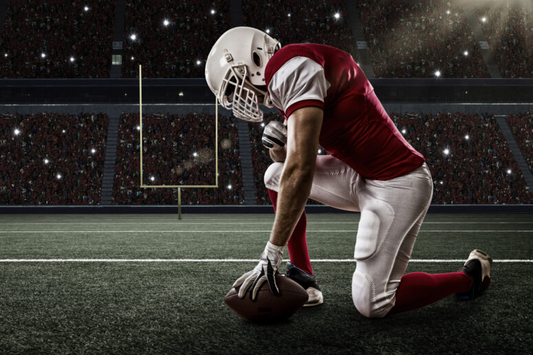 ToF Behang sport voetbalspeler met rood uniform op zijn knieën