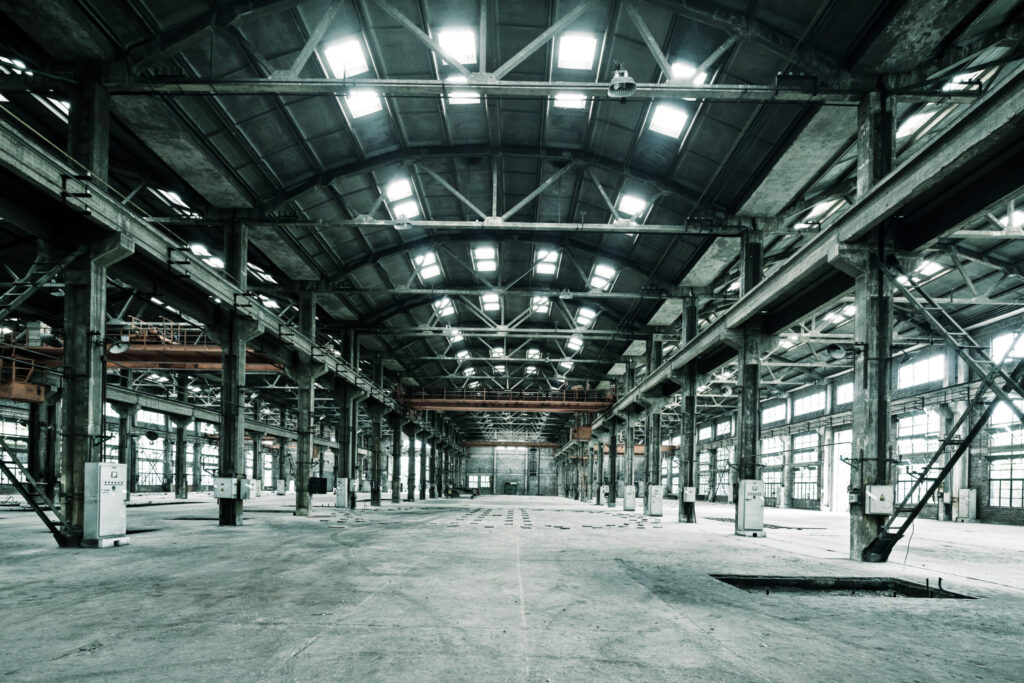 ToF Fotobehang industrieel lege vloer in verlaten fabriek