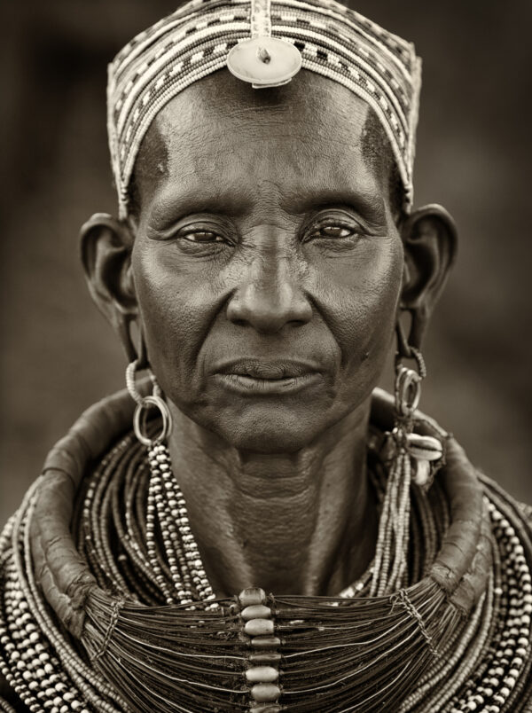 ToF Fotobehang cultuur oude Samburu-vrouw met traditionele halsketting portret