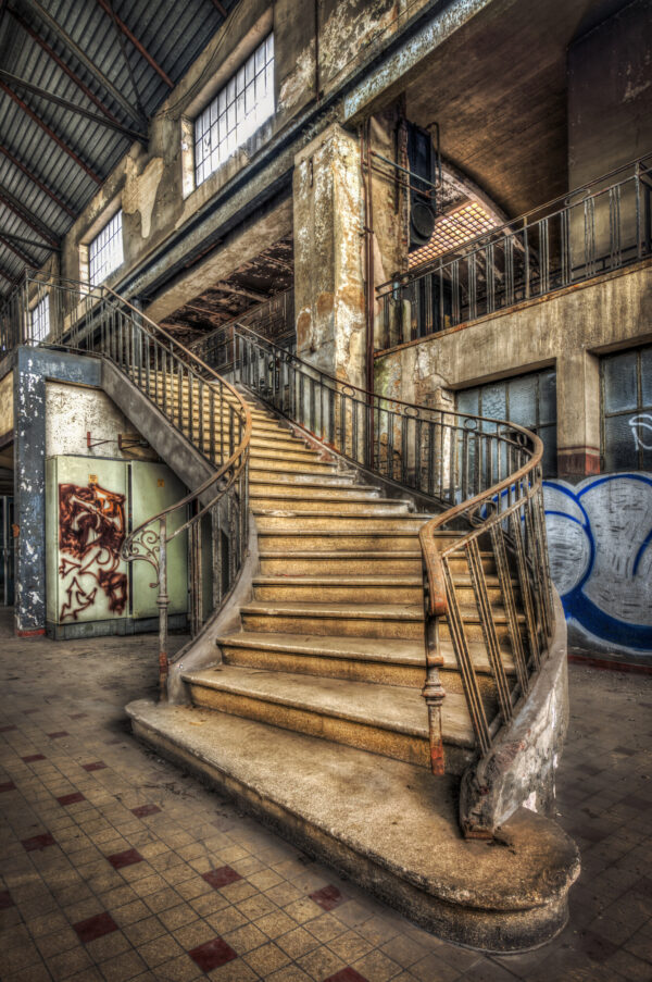 ToF Fotobehang oud gebouw met een oude vervallen trap