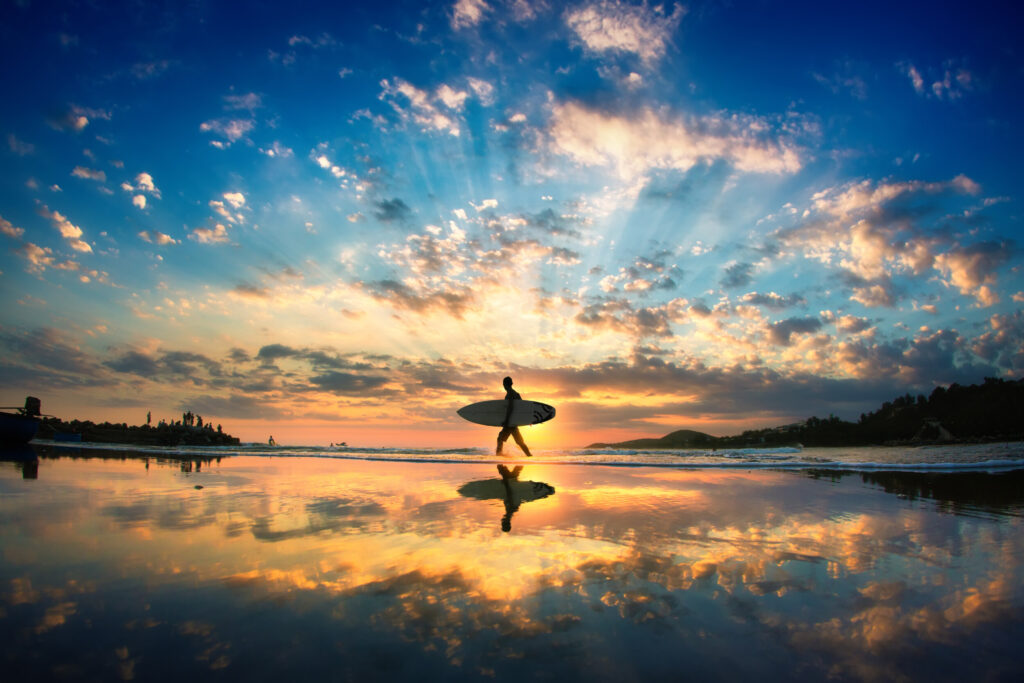 ToF Behang sport surfer op strand met zonsondergang