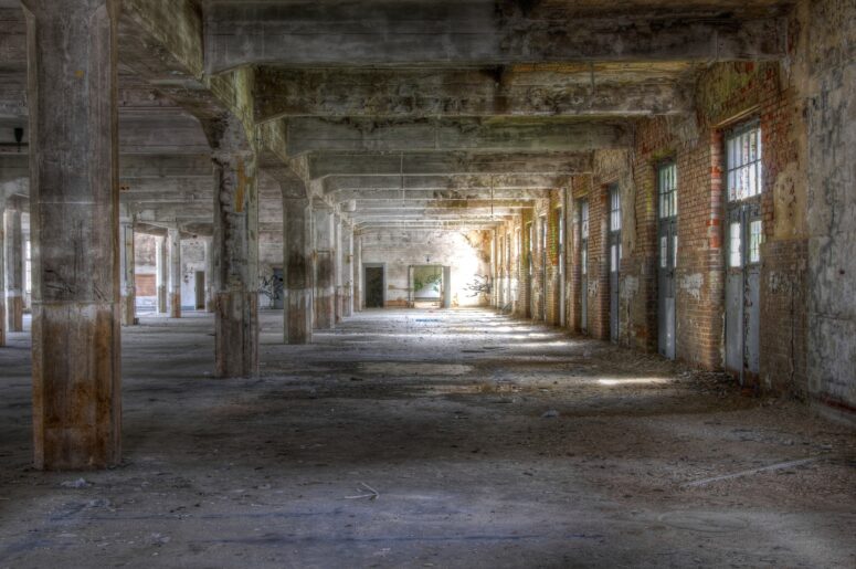 ToF Fotobehang industrieel oude hal met pilaren