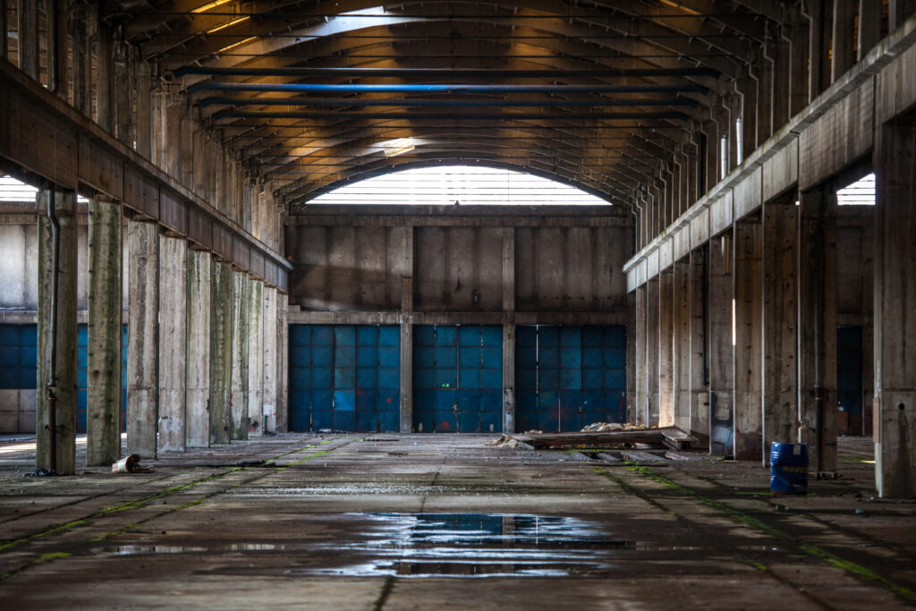 ToF Fotobehang industrieel verlaten fabriek met blauwe deuren