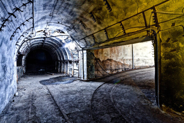 ToF Fotobehang industrieel interieur van tunnel in verlaten kolenmijn