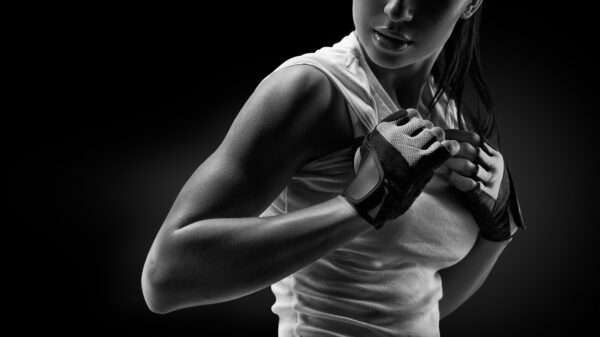 ToF Behang sport Zwart-wit close-up portret van fitness jonge vrouw