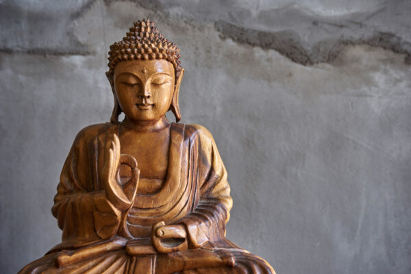 ToF Fotobehang Boeddha beeld hout met grijze cementachtergrond