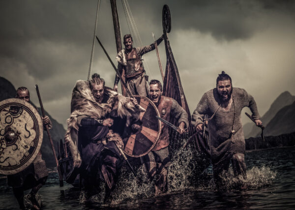 ToF Fotobehang mensen Vikingen die uit water rennen