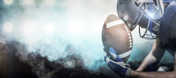 ToF Behang sport 3D close-up van Amerikaanse voetballer met bal