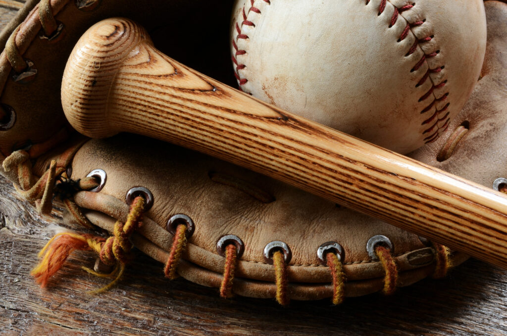 ToF Behang sport  close-up van oude gebruikte honkbal, honkbalknuppel en honkbalhandschoen