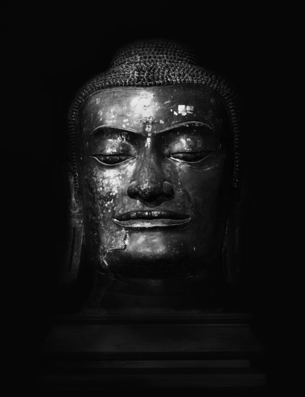 ToF Fotobehang Boeddha hoofd in zwart-wit