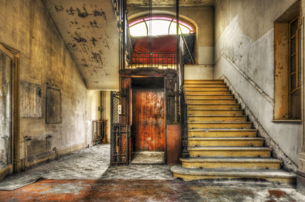ToF Fotobehang oude gebouwen met vervallen lift en trap