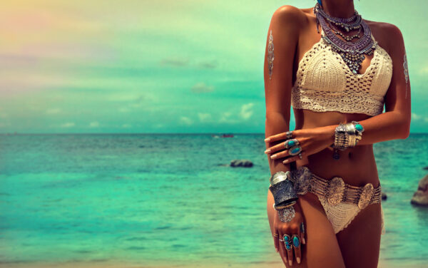 ToF Fotobehang bohemian slank en gebruind meisje in trendy boho-stijl op strand