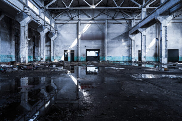 ToF Fotobehang industrieel interieur van oude fabrieksgebouwen vernietigd