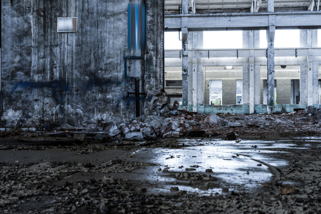 ToF Fotobehang industrieel verlaten fabriek blauwgrijs