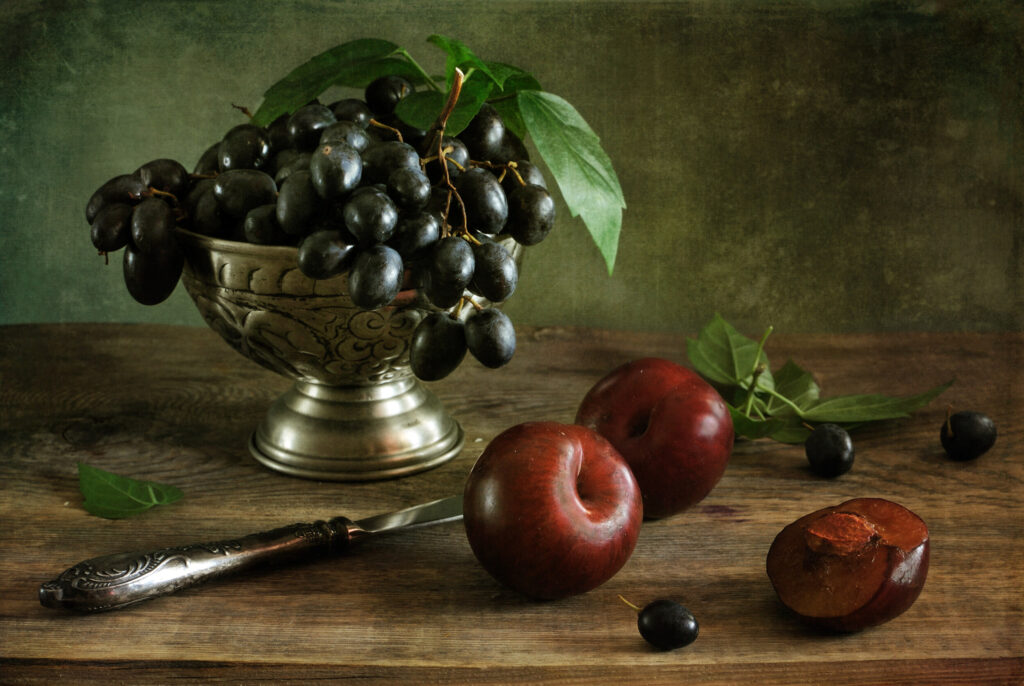 ToF Behang schilderij stilleven met pruimen en druiven