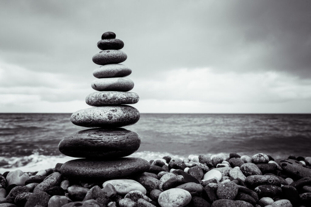 ToF Behang landschap toren van stenen op strand zwart-wit