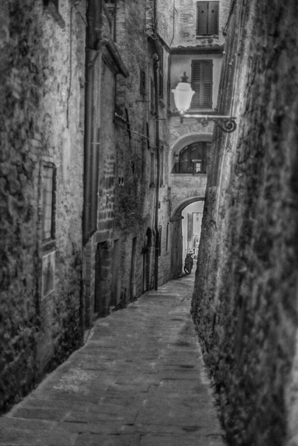 ToF Fotobehang steden oud steegje in Toscane zwart-wit