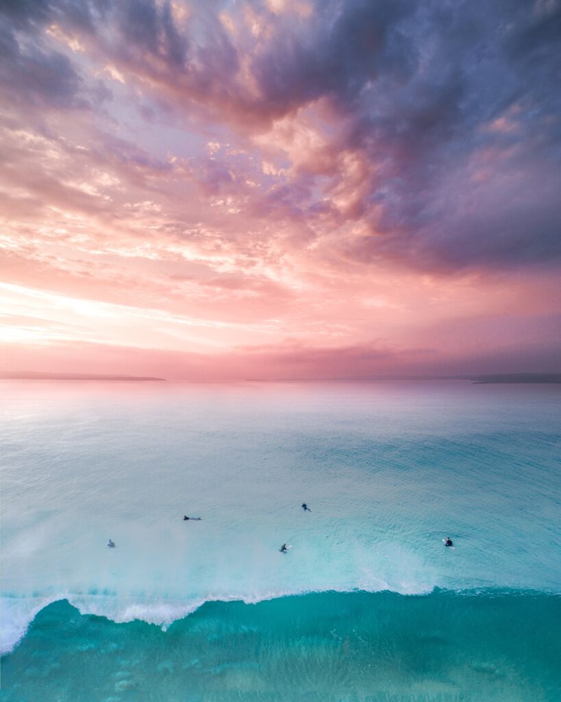 ToF Behang wolken surfers in zee met roze lucht