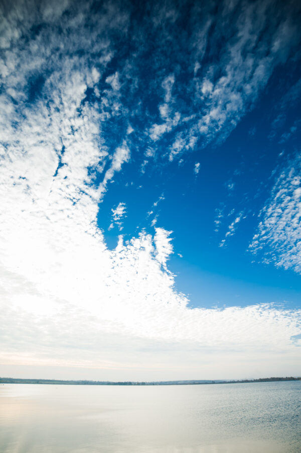 ToF Behang wolken blauw boven water