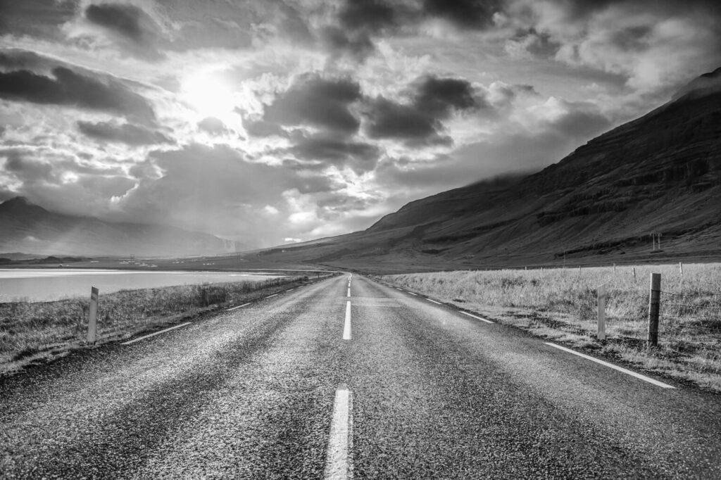 ToF Fotobehang landschap IJslandse weg zwart-wit