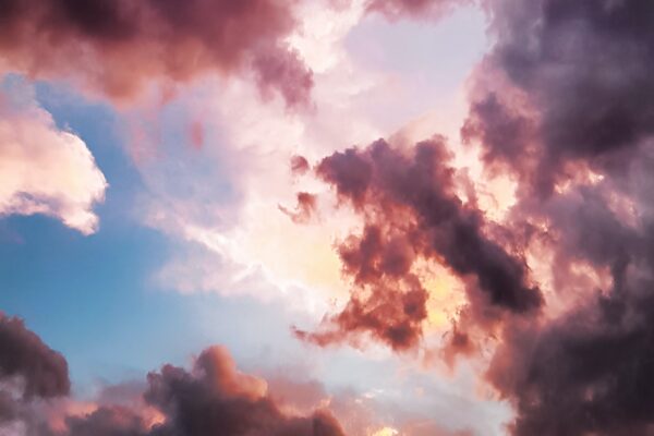 ToF Behang wolken donker met roze kleur