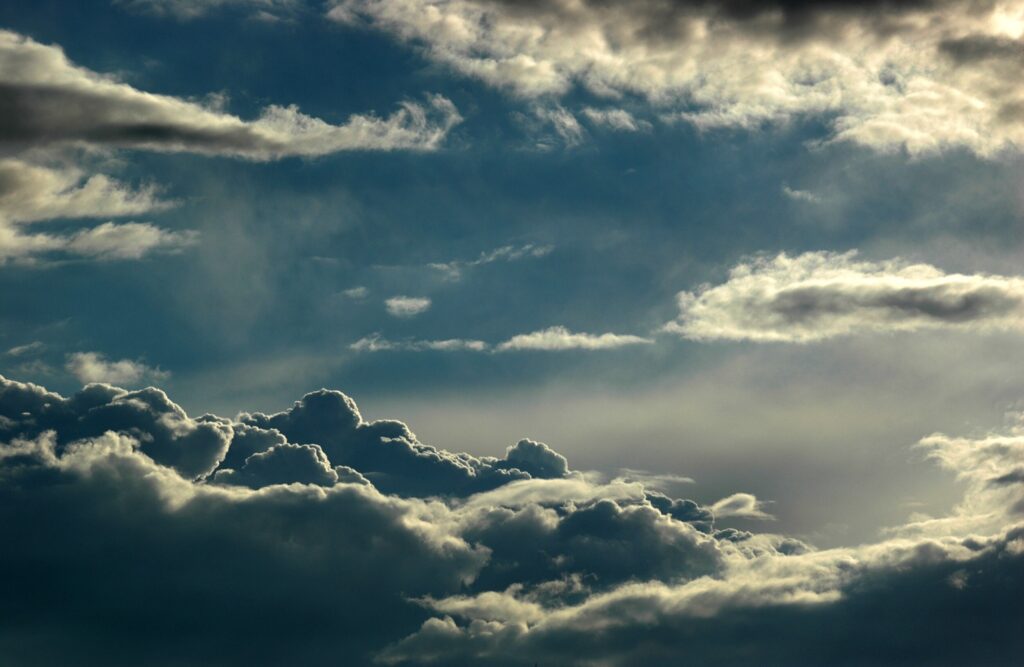 ToF Behang wolkenlucht blauw met donkere wolken