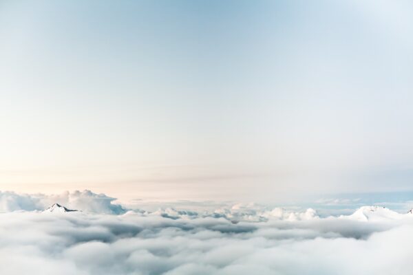 ToF Fotobehang wolken met bergentoppen