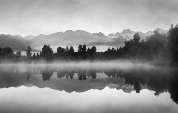 ToF Behang zwart-wit bos in ochtendmist reflectie in meer, Zuidelijke Alpen, Lake Matheson, Nieuw-Ze
