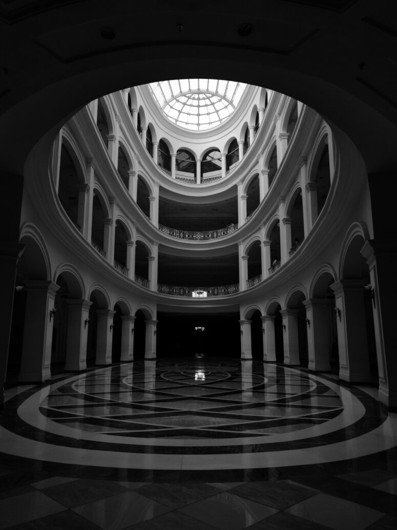 ToF Behang zwart-wit binnenkant gebouw The Global Education Centre