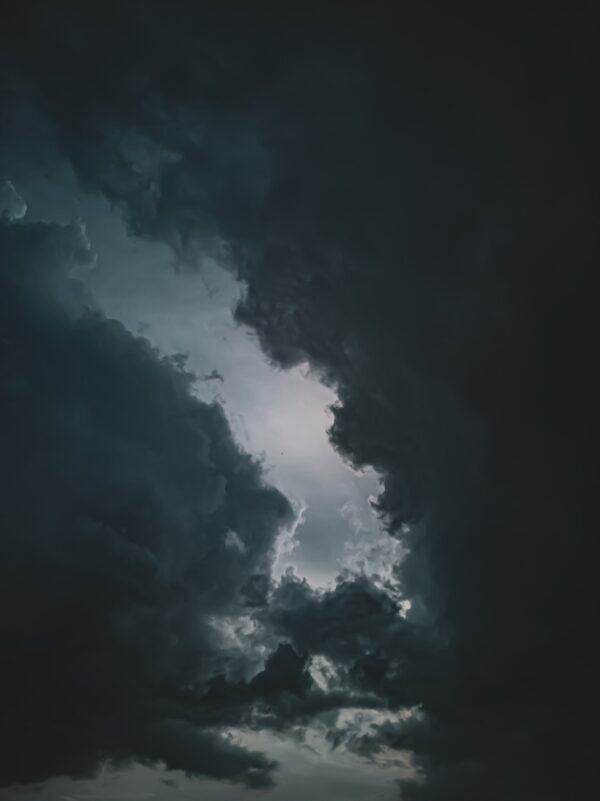 ToF Fotobehang zwart-wit donkere wolken aan de hemel