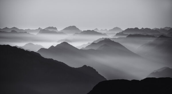 ToF Fotobehang zwart-wit silhouetten van bergen in de wolken