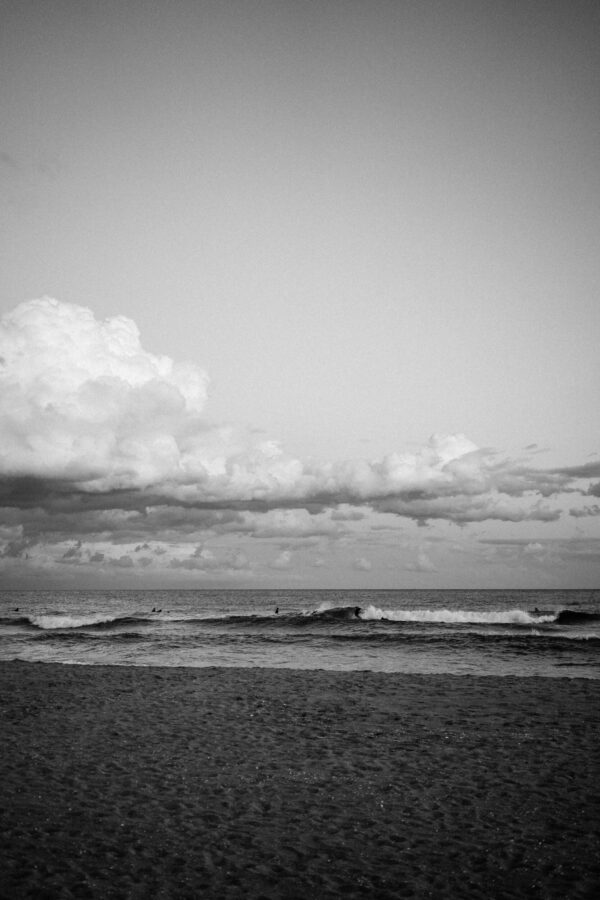ToF Fotobehang zwart-wit strand met golven en wolken
