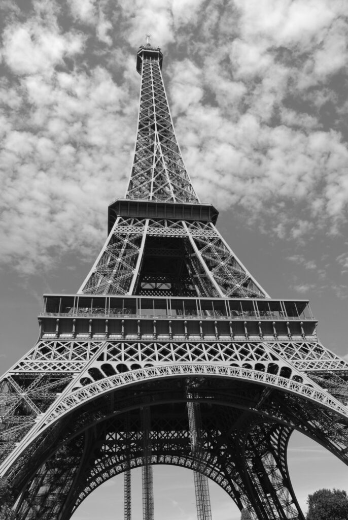 ToF Behang zwart-wit Eiffeltoren vanaf onderen gezien, Parijs