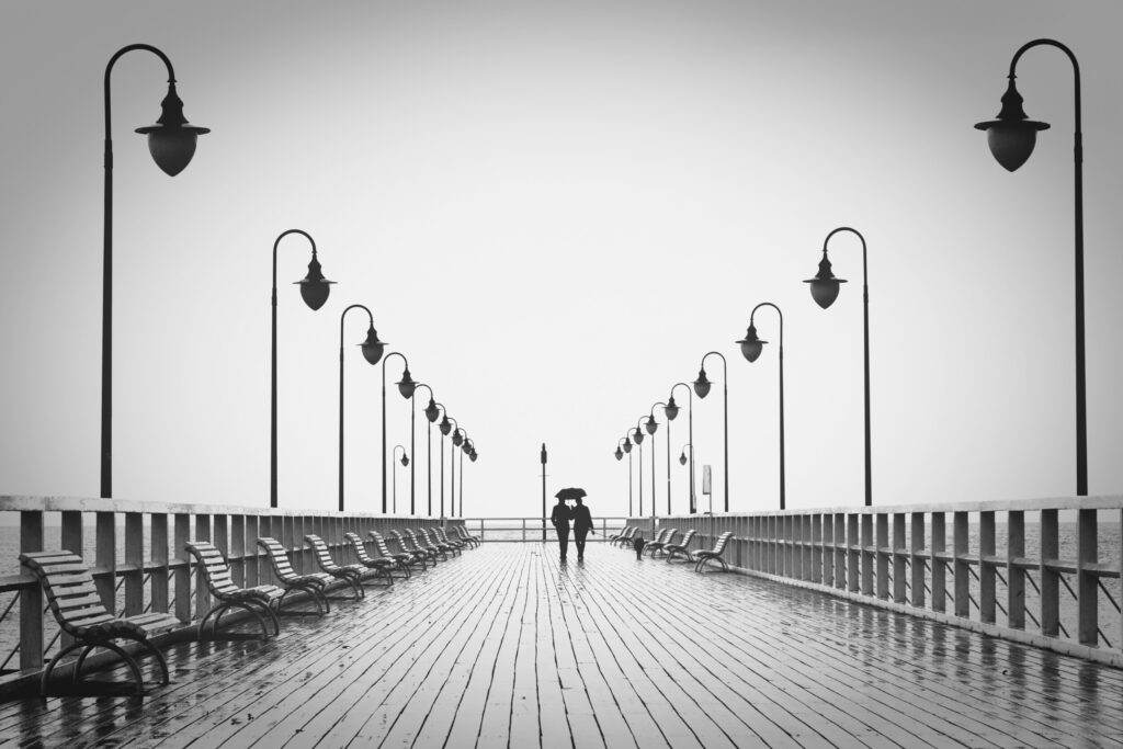 ToF Behang zwart-wit twee mensen die op een houten pier lopen