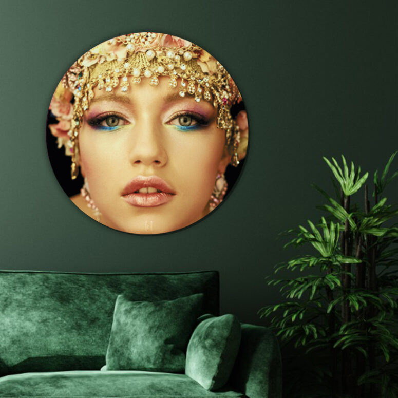 ToF Behangcirkel vrouw met gouden oorbellen