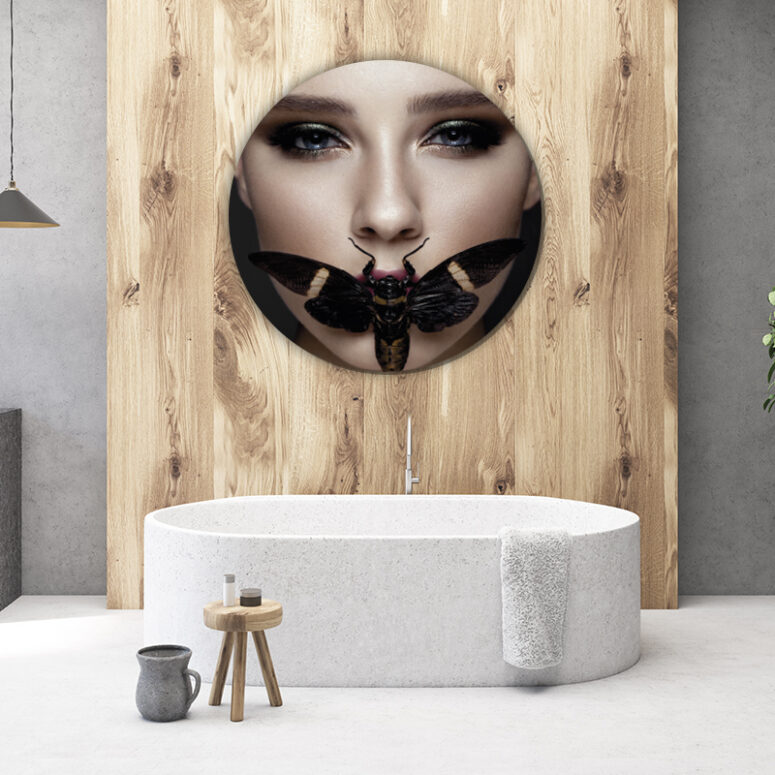 ToF Behangcirkel mooie vrouw met insect voor de mond