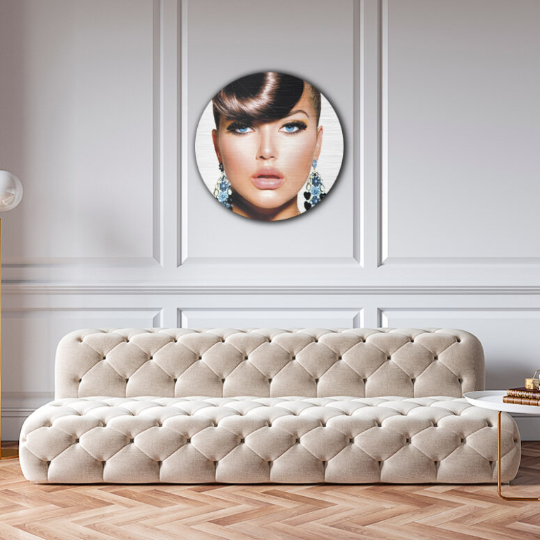 ToF Behangcirkel vrouw met blauwe ogen en oorbellen