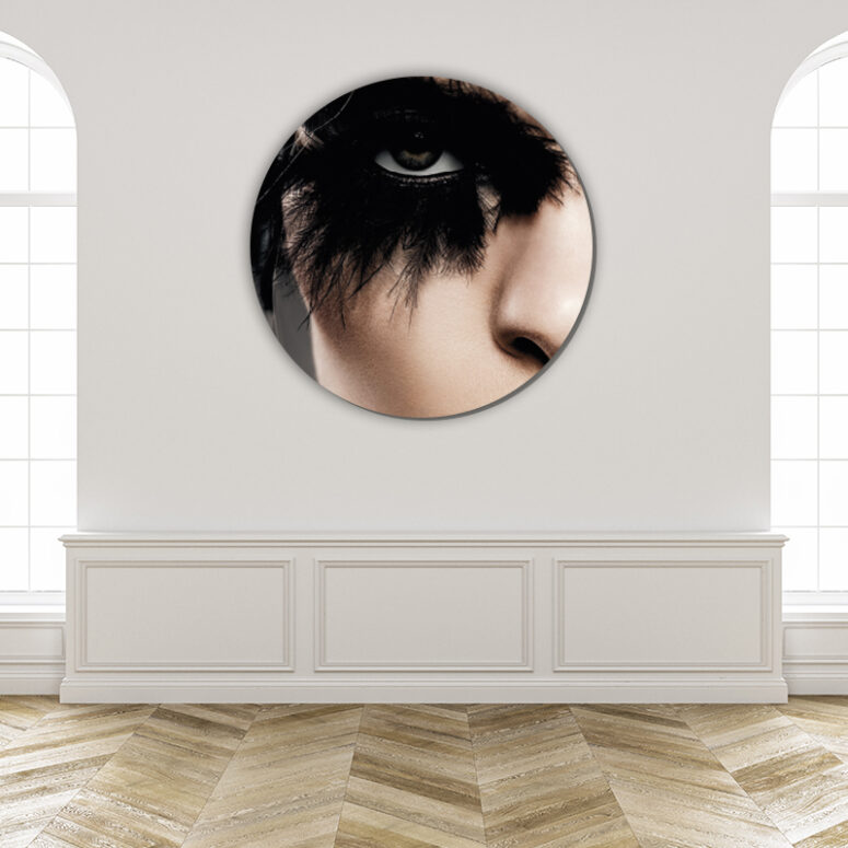 ToF Behangcirkel vrouw met zwarte veren