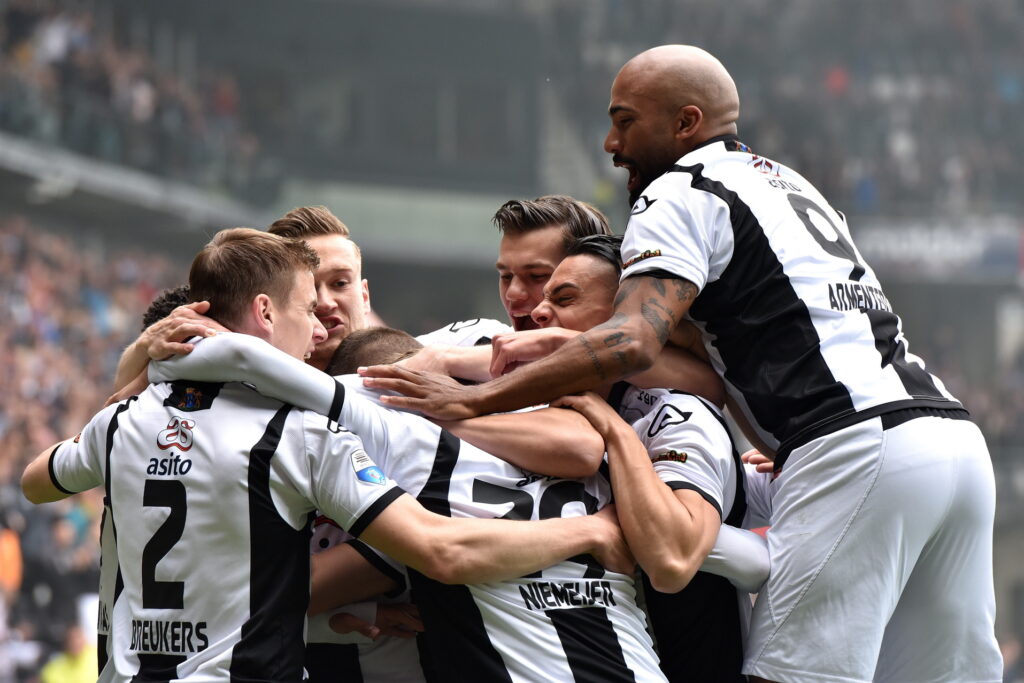Juichende spelers Heracles-Ado Den Haag