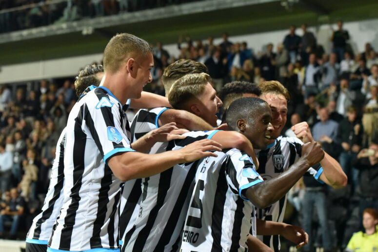 Heracles-Ajax juichende spelers
