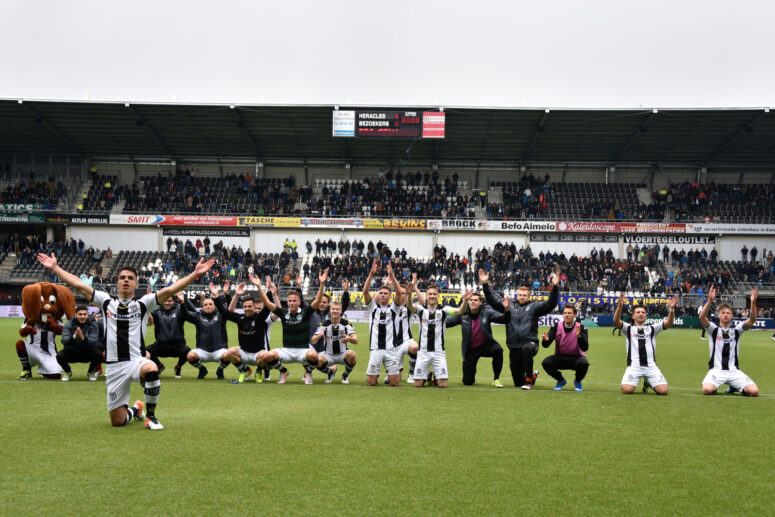 Heracles-FC Groningen spelers die klappen