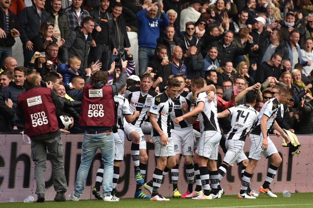 Heracles-FC Groningen spelers en publiek juichen